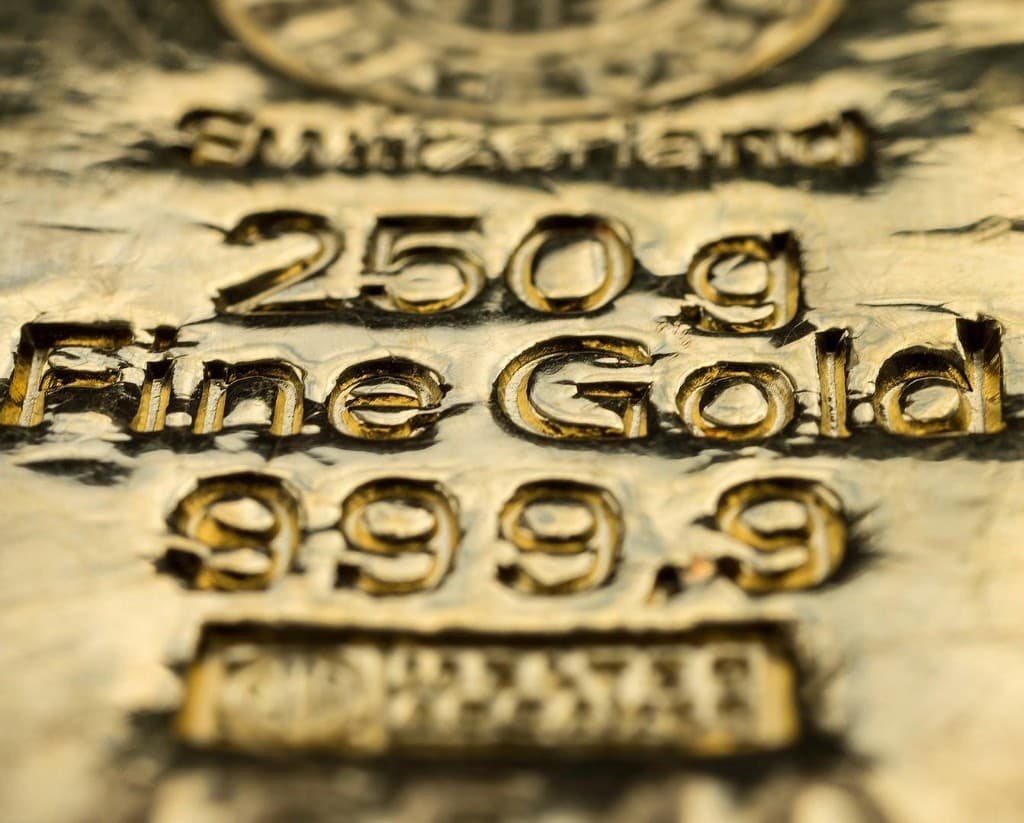 Makro çekim: külçe üzerinde Fine Gold ve 999,9 saflık işlemesi